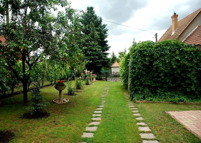 Natura Vendeghaz Pazmand
